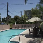 Harbor Inn & Suites